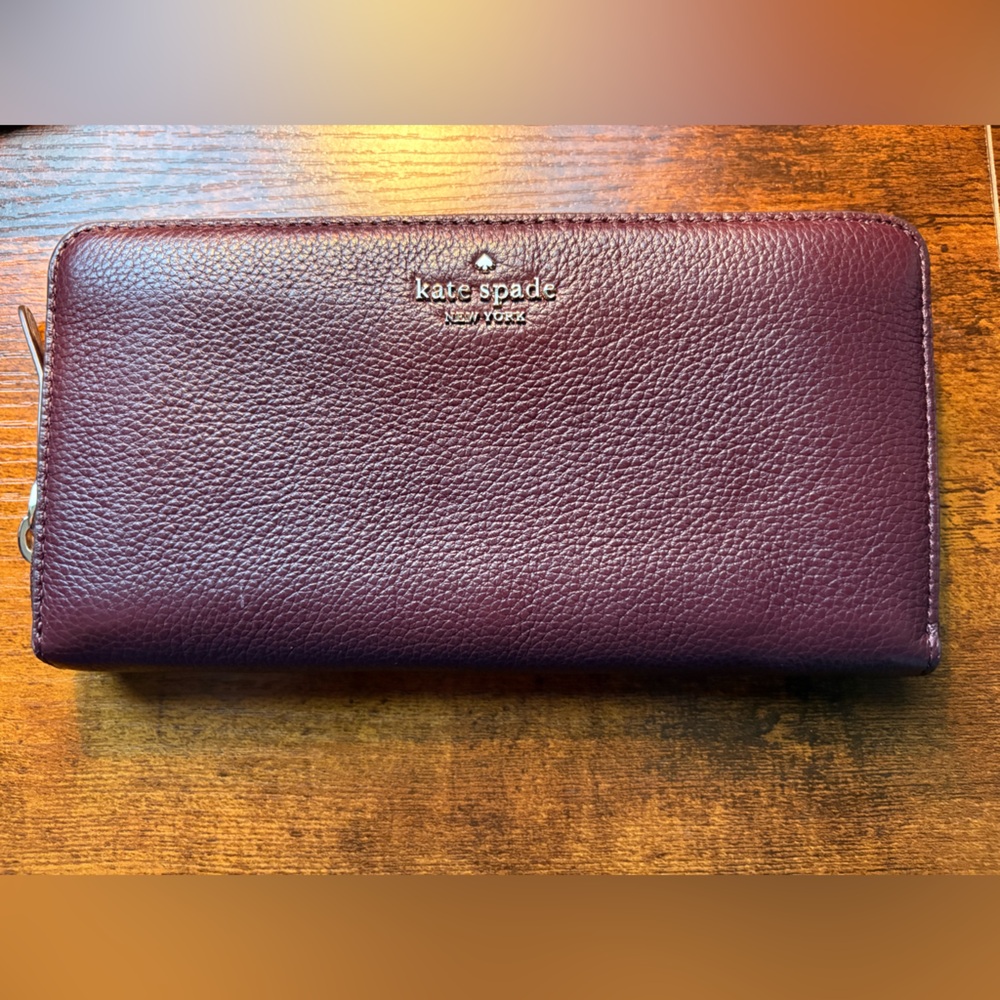 💜 Kate Spade Deep Red Leather Wallet. 
Great Condition.